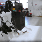 Tesla robot will cook as well as clean | खाना बनाने के साथ सफाई भी करेगा टेस्ला रोबोट: घर में रोजमर्रा के काम करते दिखा ऑप्टिमस, मस्क ने कहा- अब तक का सबसे बड़ा प्रोडक्ट